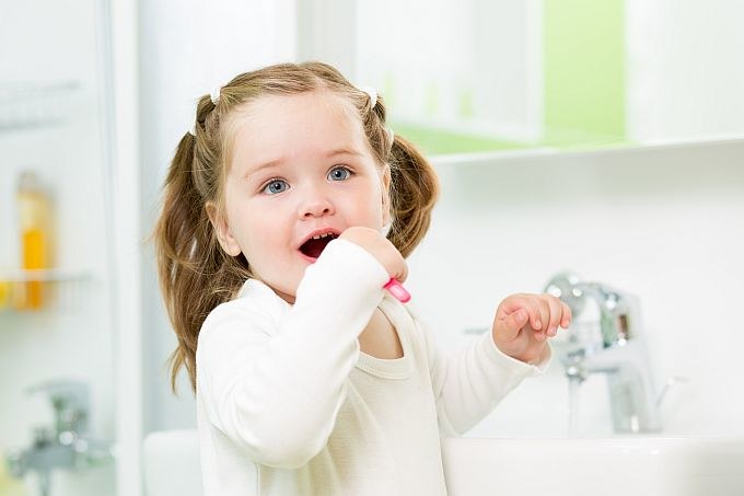 Mergaitė valosi dantis / Fotolia nuotr.