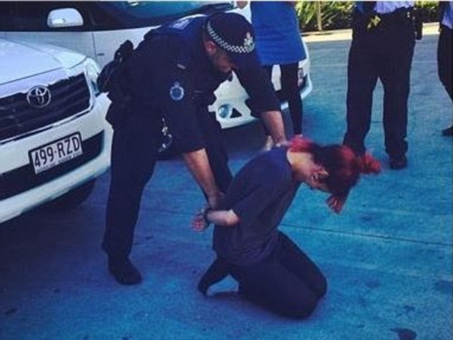 Surežisuota nuotrauka, kurioje Lily Allen surakintomis rankomis, užtraukė nemalonumų Australijos policininkui / Asmeninio albumo nuotr.
