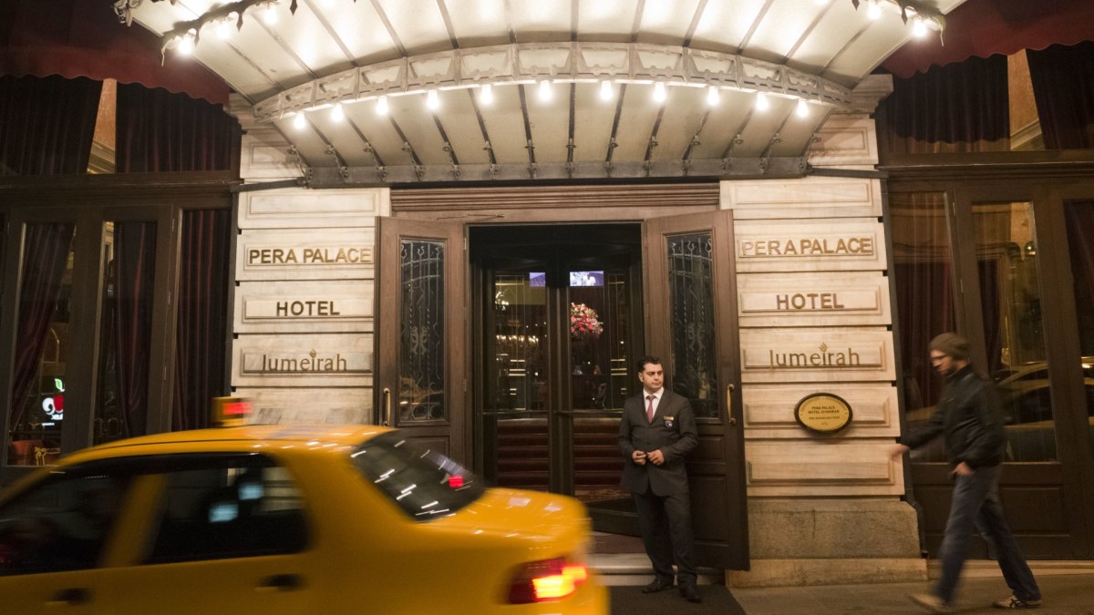 Įėjimas į viešbutį „Pera Palace“ Stambule / Vida Press nuotr.