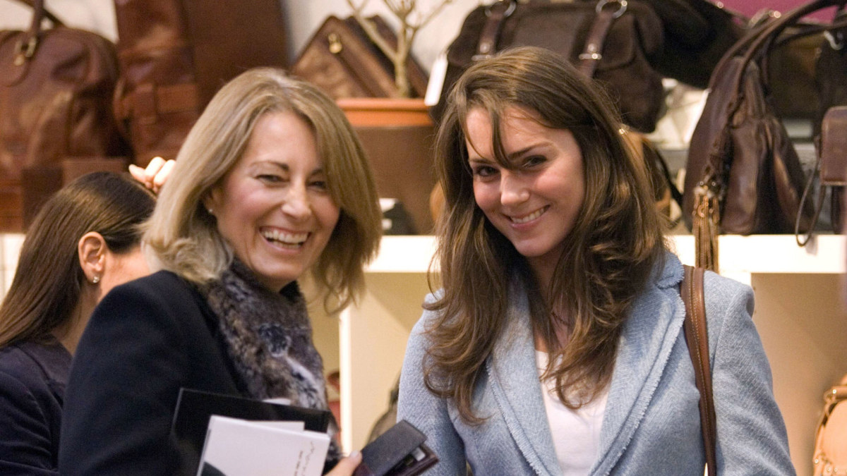 Kate Middleton su mama Carole Middleton (2005 m.) / Vida Press nuotr.