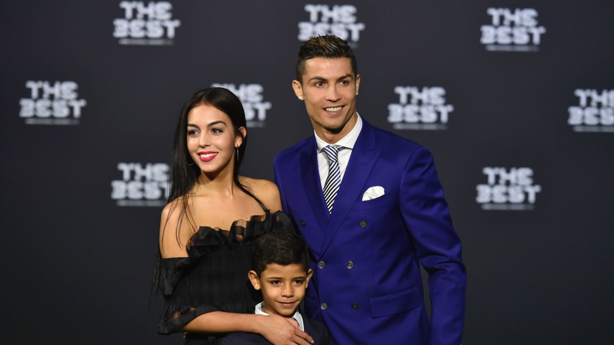 Cristiano Ronaldo su partnere Georgina Rodriguez ir sūnumi / „Scanpix“ nuotr.
