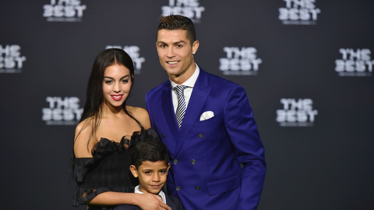 Cristiano Ronaldo su sūnumi ir drauge Georgina Rodriguez / AFP/„Scanpix“ nuotr.