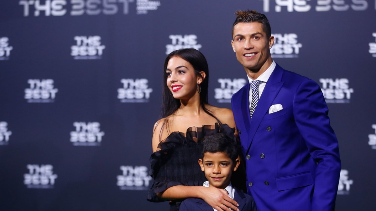 Cristiano Ronaldo su sūnumi ir drauge Georgina Rodriguez / „Reuters“/„Scanpix“ nuotr.
