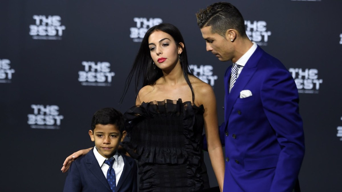 Cristiano Ronaldo su sūnumi ir drauge Georgina Rodriguez / „Scanpix“/AP nuotr.