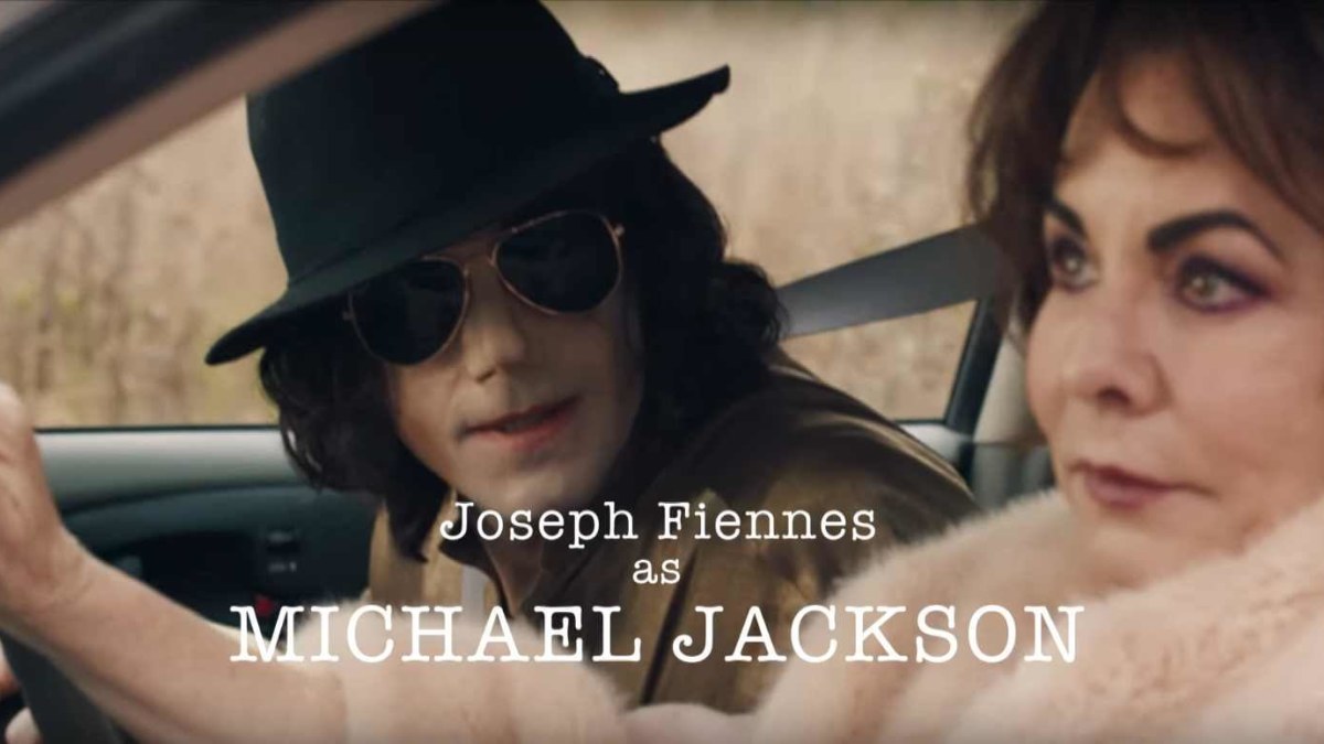 Michaelą Jacksoną vaidinantis Josephas Fiennesas / Stop kadras