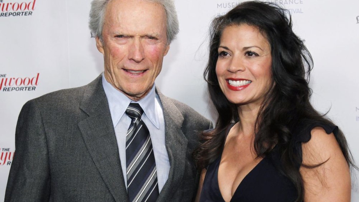 Clintas Eastwoodas ir Dina Eastwood / „Reuters“/„Scanpix“ nuotr.