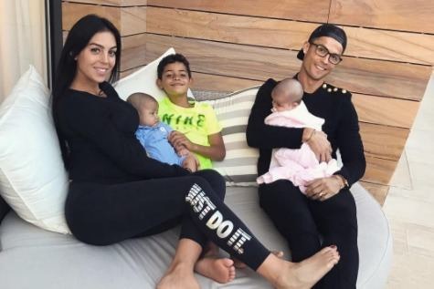 Cristiano Ronaldo su vaikais ir savo mergina Georgina Rodriguez / „Instagram“ nuotr.