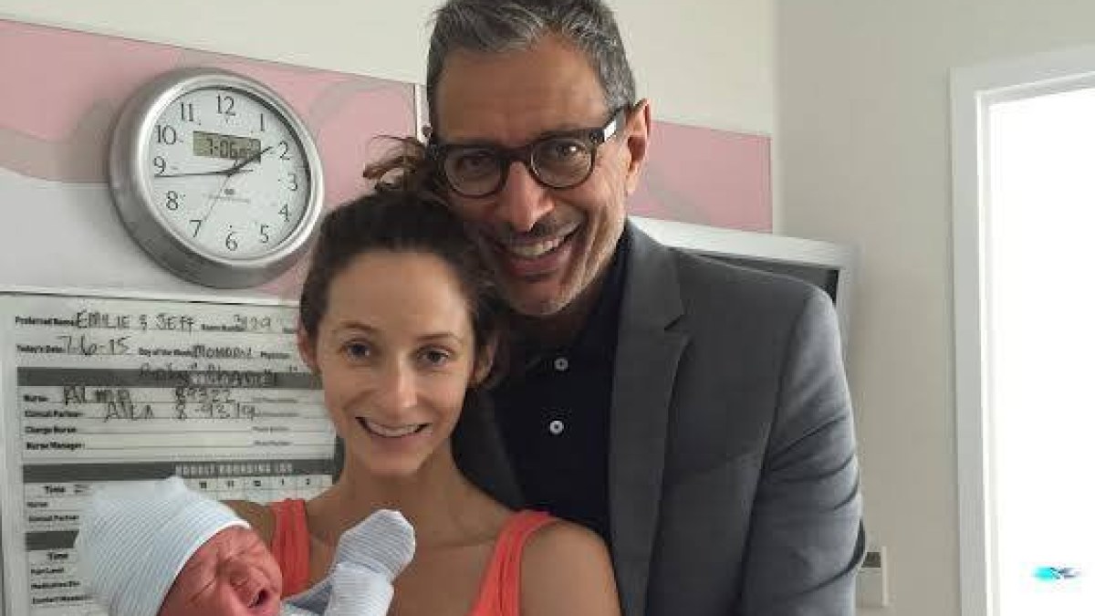 Jeffas Goldblumas ir Emilie Livingston su sūnumi Charlie / „Facebook“ nuotr.