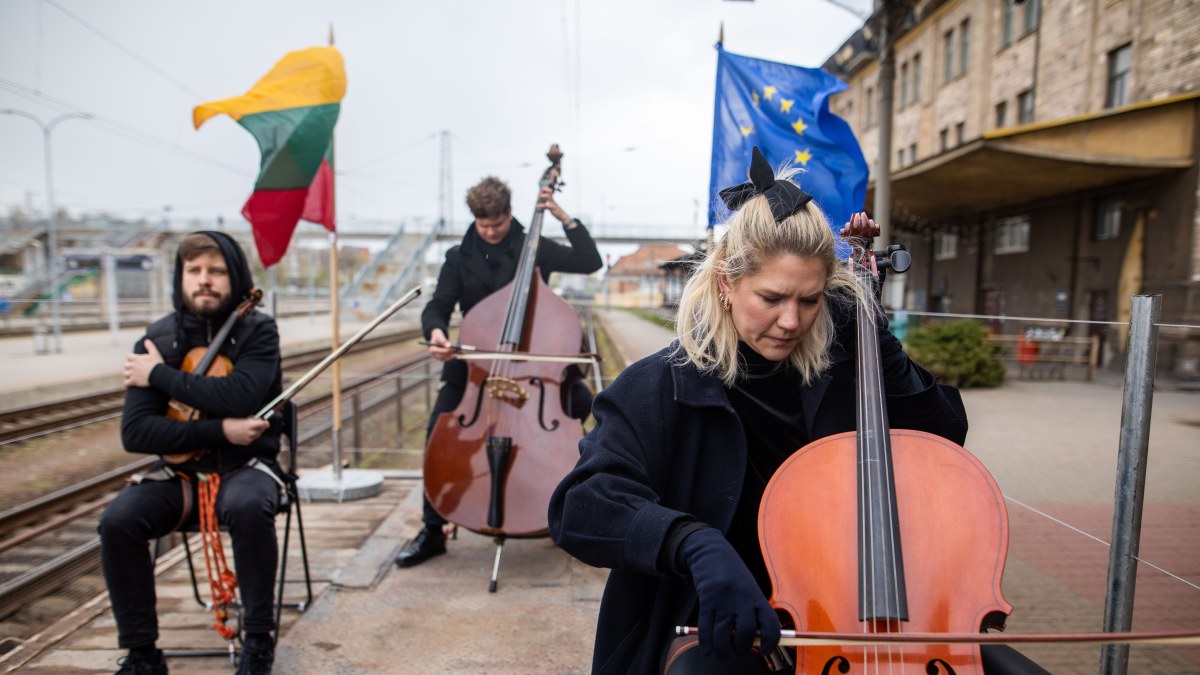 ES himną orkestras sugrojo ant važiuojančio traukinio platformų / LTG nuotr.