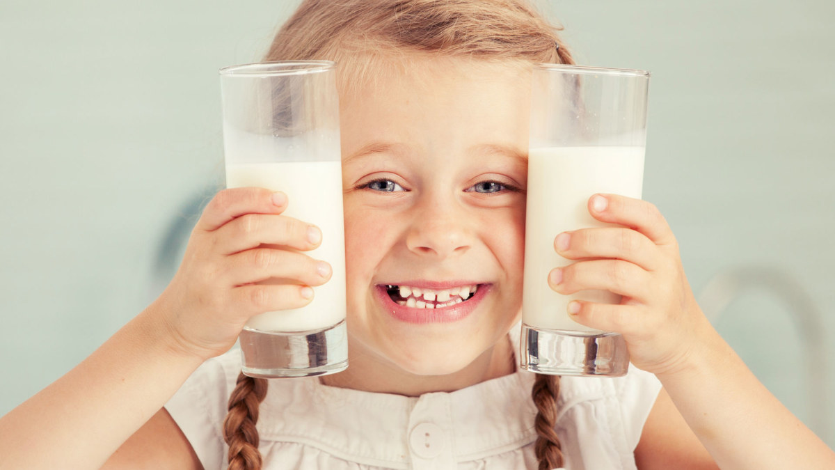 Mergaitė geria pieną / „Fotolia“ nuotr.