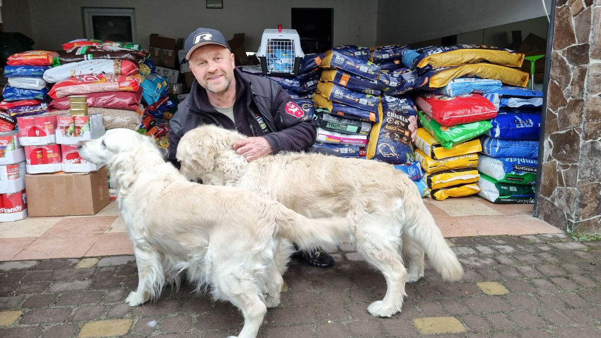 Kovo mėnesį su gyvūnams skirtu pagalbos kroviniu į Lvivą nuvykusį Renaldą pasitiko auksaspalviai retriveriai: tokios veislės šunis jis su šeima augina ir pats! / Asmeninio albumo nuotrauka