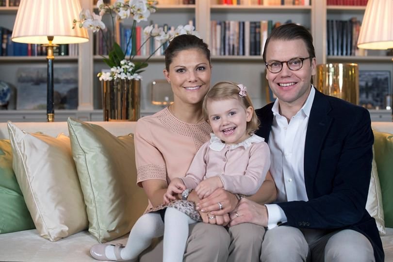 Švedijos princesė Victoria su vyru Danieliu ir dukra Estelle / „Facebook“ nuotr.