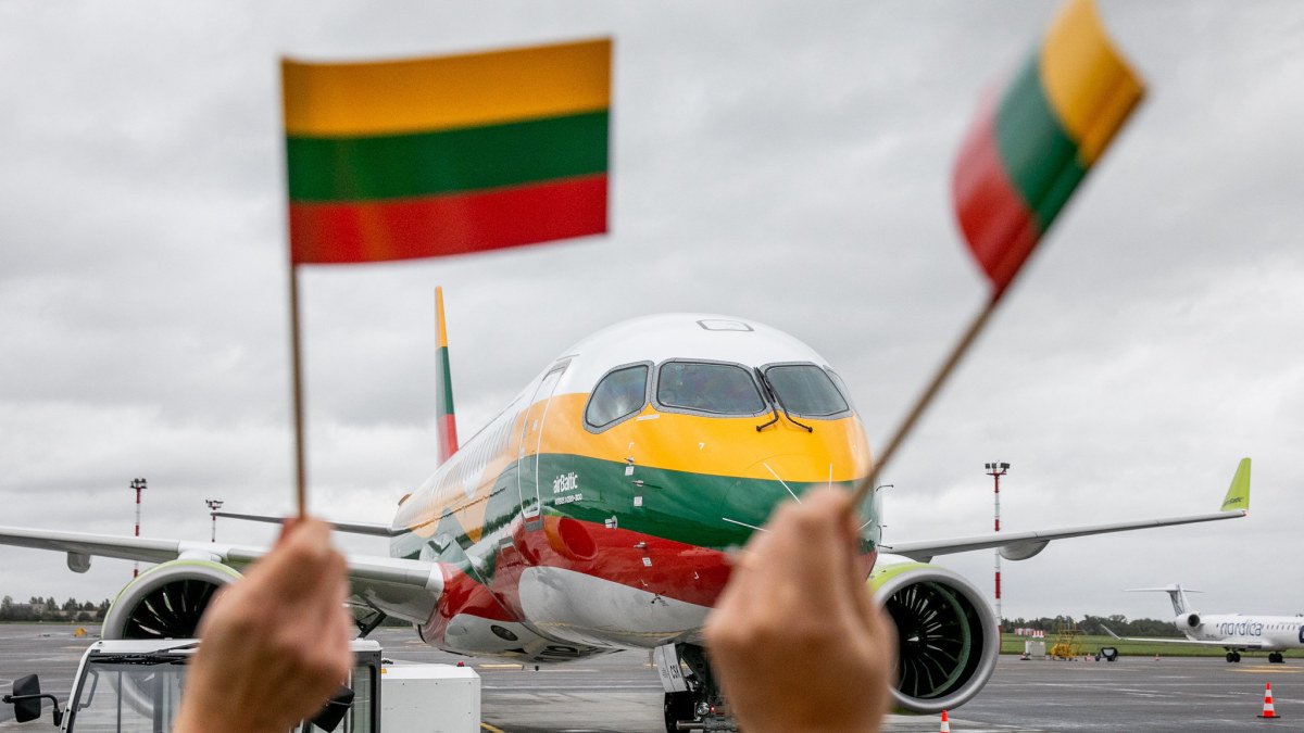 Vilniaus oro uoste pasitiktas Lietuvos vėliavos spalvomis nudažytas lėktuvas/Irmanto Gelūno/„Žmonės Foto“ nuotr.