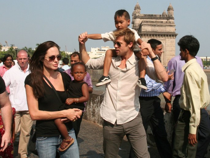 Angelina Jolie ir Bradas Pittas su įvaikiais Zahara ir Maddoxu (2006 m.) / „Scanpix“/AP nuotr.