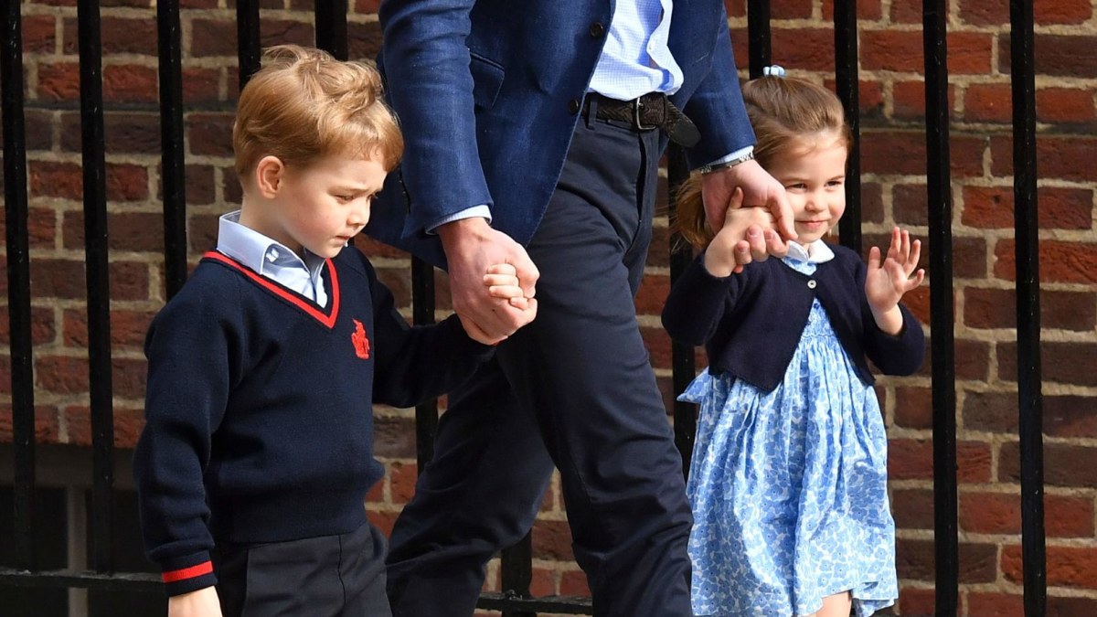 Princas Williamas atvežė vaikus susipažinti su mažuoju broliuku / „Scanpix“ nuotr.