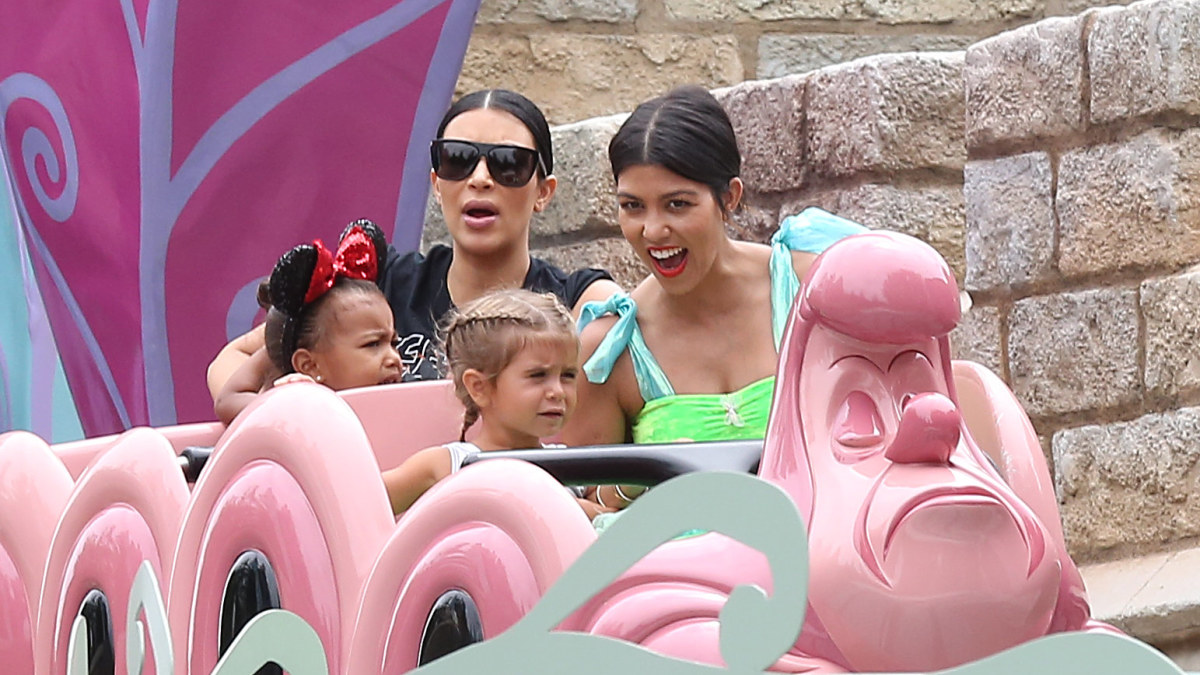 Kim Kardashian ir Kourtney Kardashian su dukromis North ir Penelope / Vida Press nuotr.