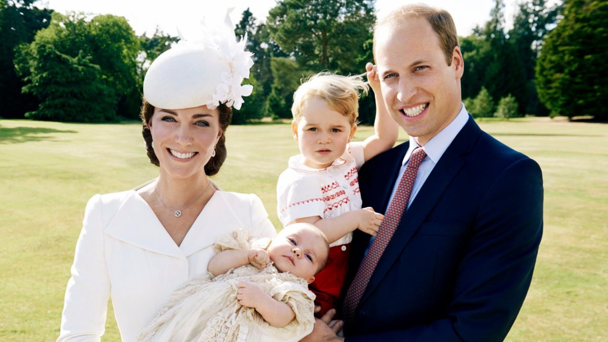 Princas Williamas ir Kembridžo hercogienė Catherine su princese Charlotte Elizabeth Diana ir princu George'u / Mario Testino nuotr.