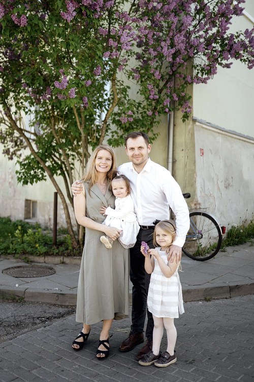 Tinklaraščio „Nėra blogo oro“ įkūrėja Lina Vasiliauskienė su šeima / Asmeninio albumo nuotr.