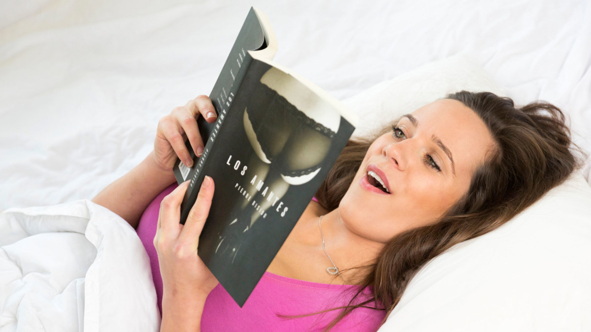 Moteris skaito erotinį romaną / Vida Press nuotr.