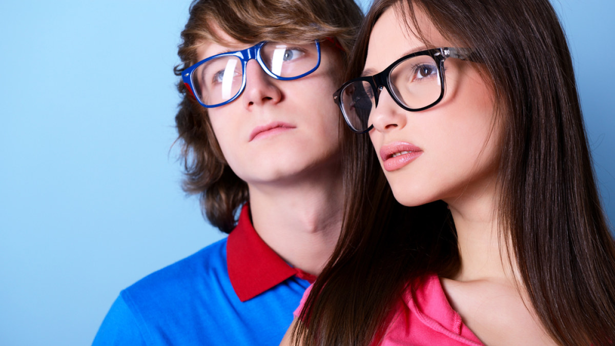 Jaunuoliai su akiniais. / Shutterstock nuotr.