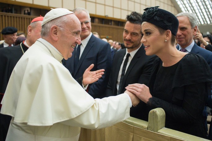 Popiežius Pranciškus ir Orlando Bloomas su Katy Perry / AFP/„Scanpix“ nuotr.