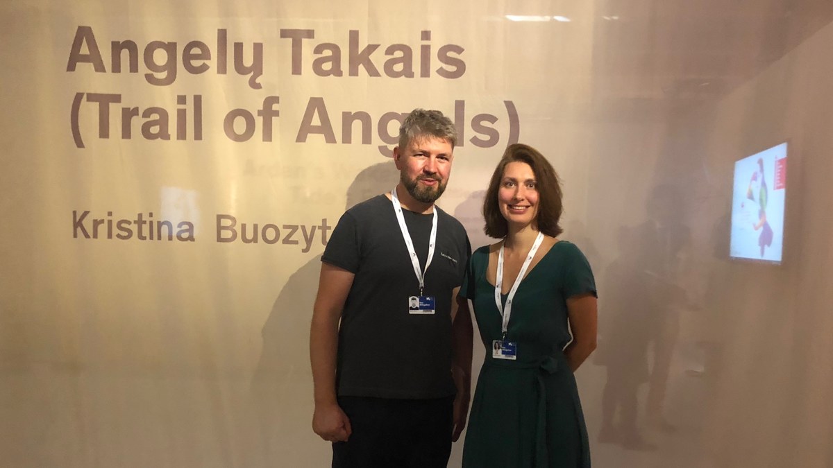 „Angelų takais“ režisierė K. Buožytė ir kūrybos prodiuseris V. Žukas prie VR projekto stendo Venecijos kino festivalyje / Organizatorių nuotr.