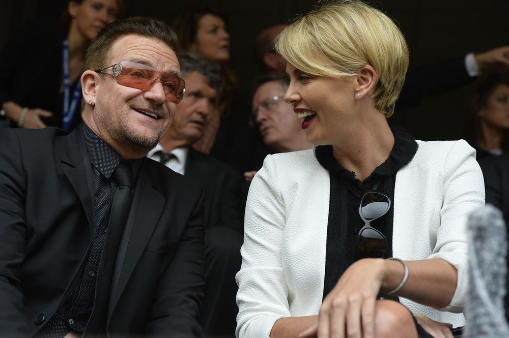 Bono ir Charlize Theron / AFP/„Scanpix“ nuotr.