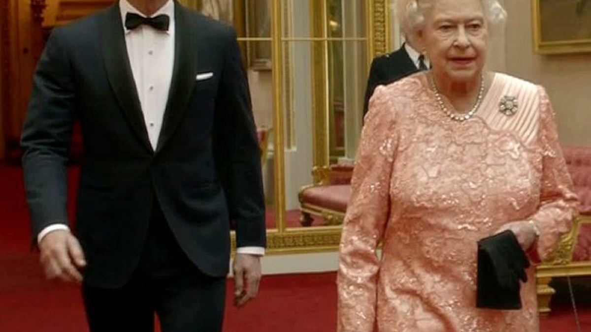 Karalienė Elizabeth II ir aktorius Danielis Craigas / „Scanpix“ nuotr.