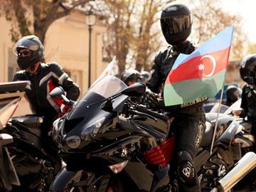 „Eurovizijos“ gerbėjai Azerbaidžane iš pagarbos konkursui surengė motociklų lenktynes / News.az nuotr.