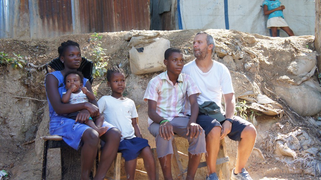 Giedrius Savickas su haitiečiais / UNICEF nuotr.