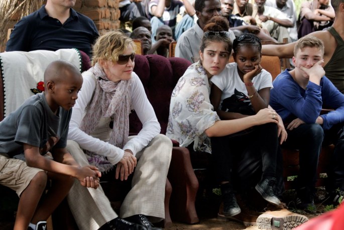 Madonna su vaikais (iš kairės) Davidu Banda, Lourdes, Mercy James ir Rocco Malavyje 2013 metais / AFP/„Scanpix“ nuotr.