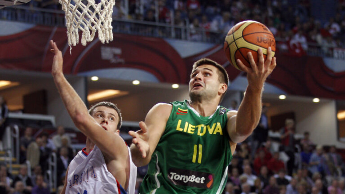 2010 m. Pasaulio vyrų krepšinio čempionatas. Linas Kleiza veržiasi link serbų krepšio / FIBA nuotr.