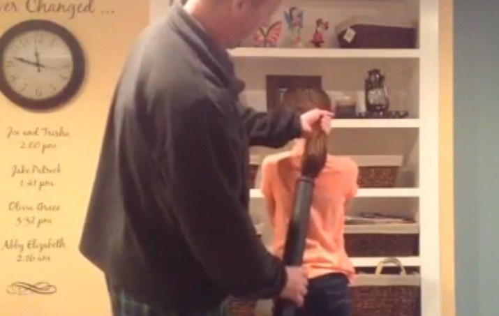 Išradingas tėčio būdas surišti dukrai plaukus: su dulkių siurbliu / Kadras iš vaizdo įrašo