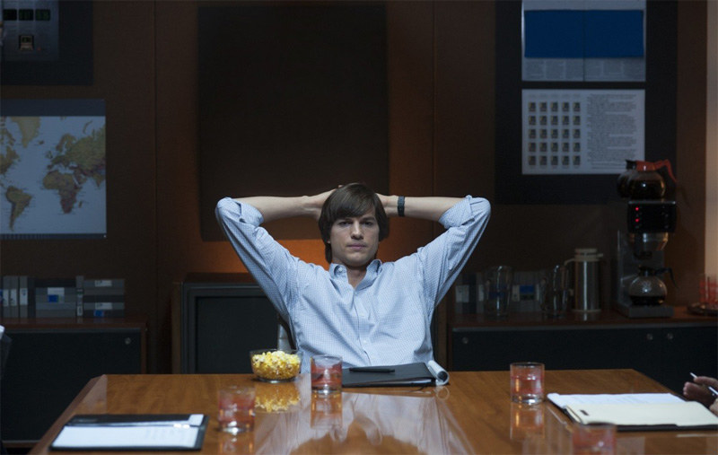 Ashtonas Kutcheris vaidina Steve'ą Jobsą / Kadras iš filmo