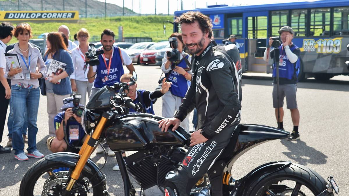 Keanu Reevesas su savo kurtu motociklu KRGT-1 / Vida Press nuotr.