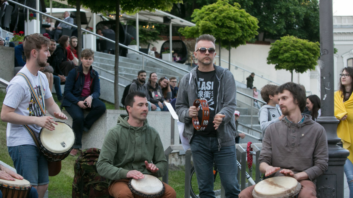 Jubiliejinę Gatvės muzikos dieną Vilniuje vainikavo „Drum2gether“ improvizacija / Juliaus Kalinsko / 15min nuotr.