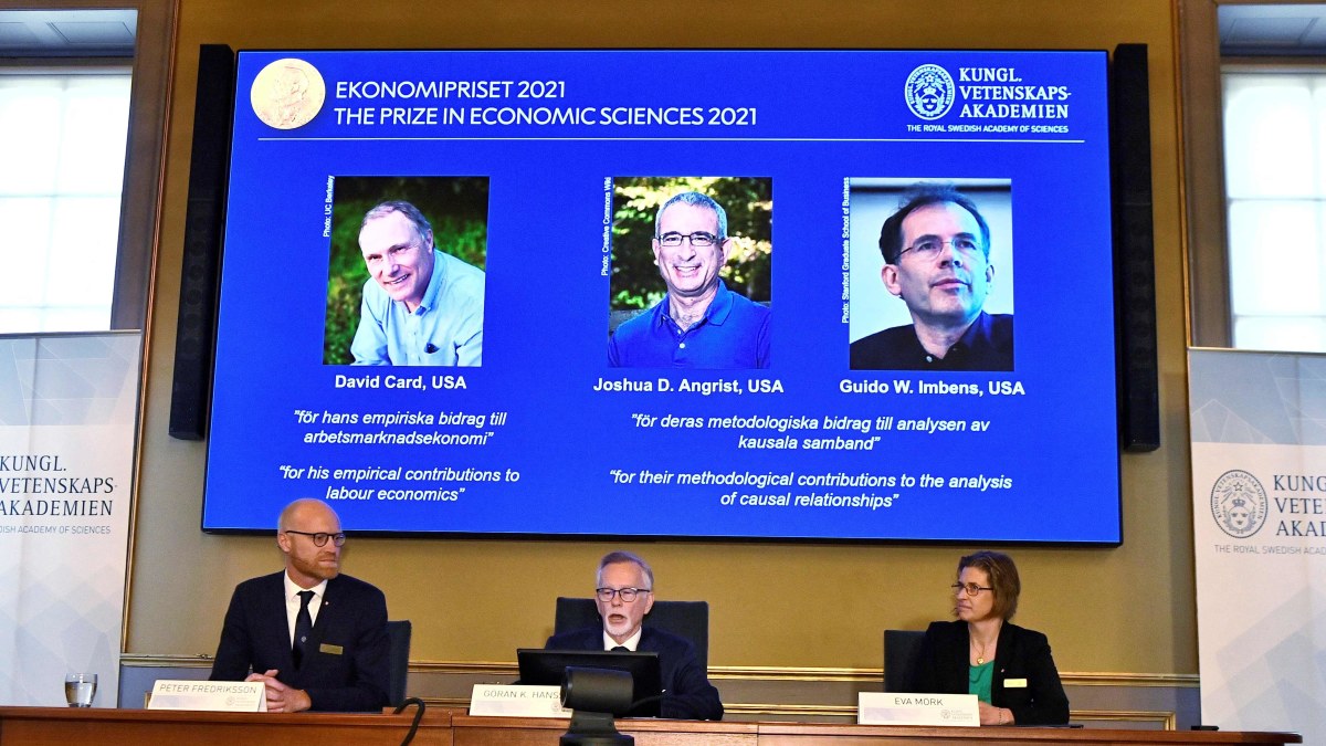Nobelio ekonomikos premija atiteko Davidui Cardui, Joshua D.Angristui ir Guido W.Imbensui / „Scanpix“ nuotr.