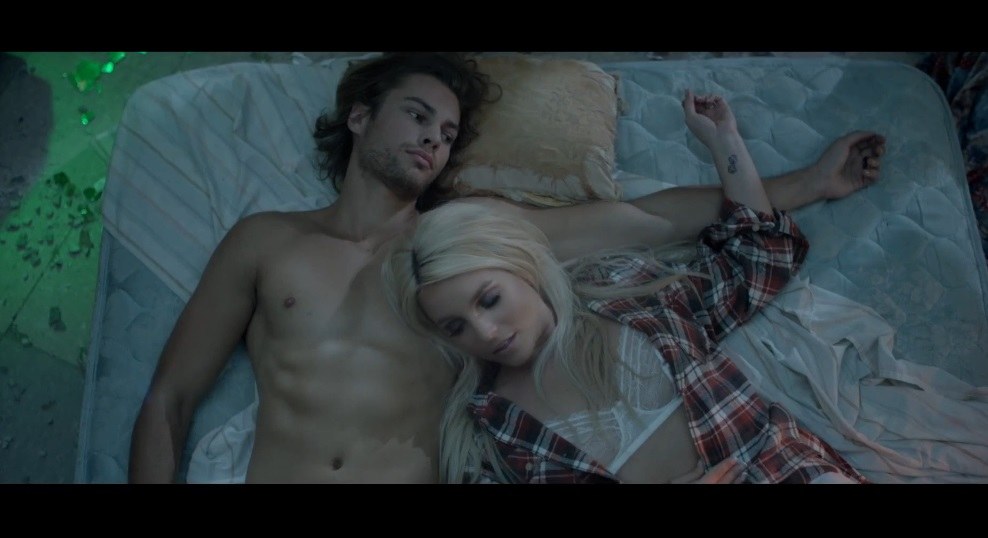 Alexanderis Kjellevikas ir Britney Spears dainos „Perfume“ vaizdo klipe / Kadras iš „Youtube“