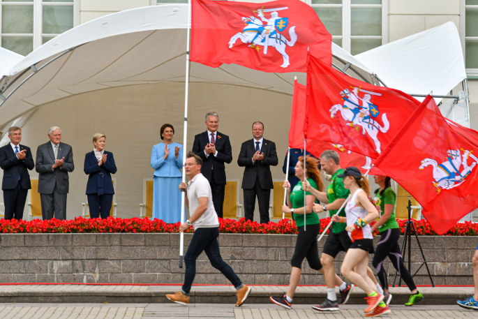 Valstybės dieną – tradicinis bėgimas ir važiavimas dviračiais su Vyčio vėliava aplink Vilniaus senamiestį