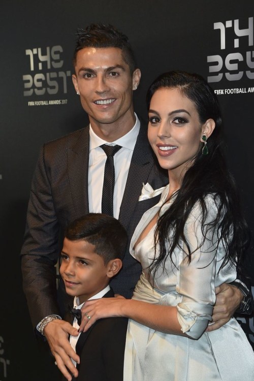 Cristiano Ronaldo su širdies drauge Georgina Rodriguez ir sūnumi / Vida Press nuotr.