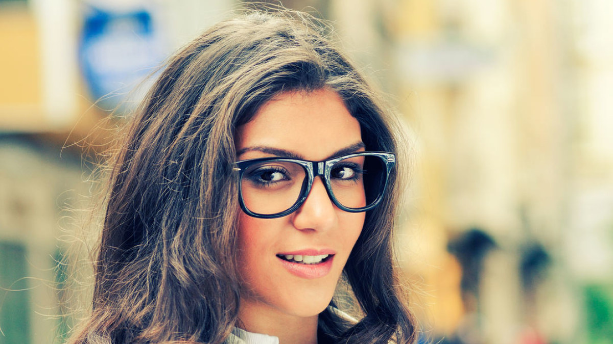 Subtilus makiažas merginos, nešiojančios akinius / Fotolia nuotr.