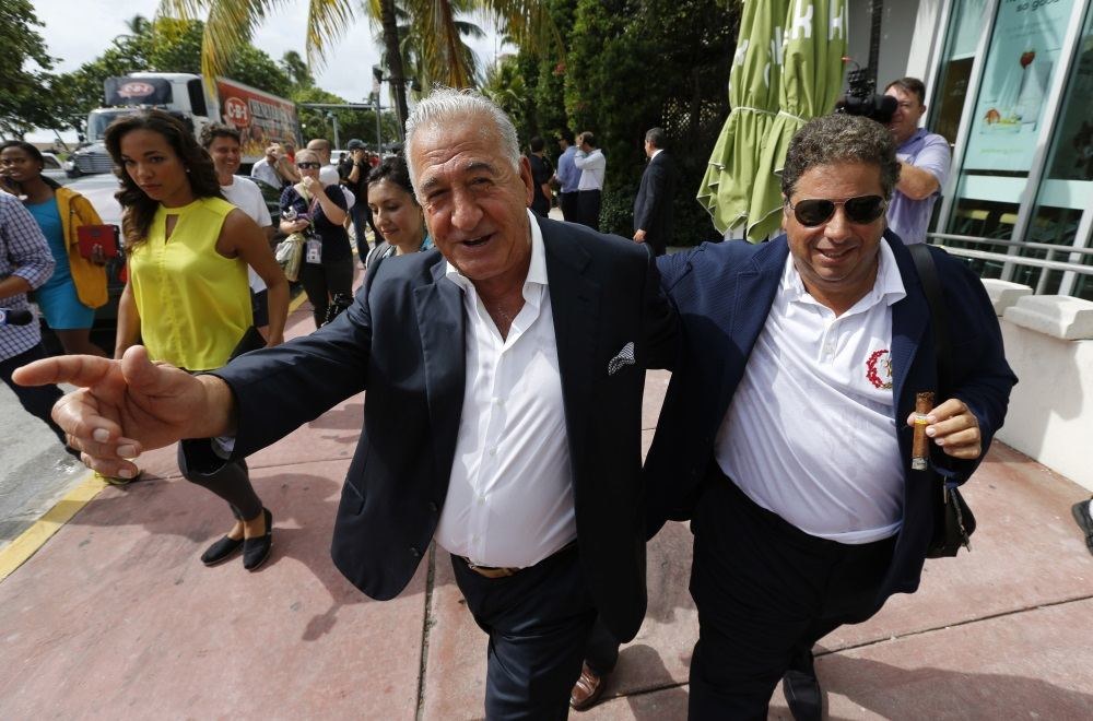 Joe Nakashas ir Eli Gindi švenčia pergalę aukcione dėl Gianni Versace namo / „Reuters“/„Scanpix“ nuotr.