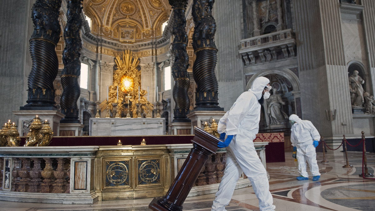 Vatikano Šv. Petro bazilika vėl atvira lankytojams. Prieš atidarymą didžiausioje pasaulyje katalikų bažnyčioje buvo atlikta dezinfekcija / „Scanpix“ nuotr.
