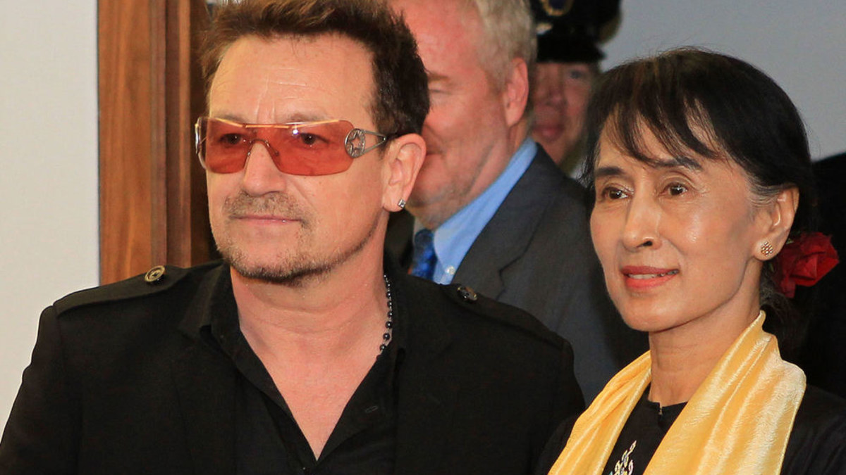 Mianmaro demokratijos šauklė susitiko su savo ilgamečiu šalininku Bono. / AFP/„Scanpix“ nuotr.