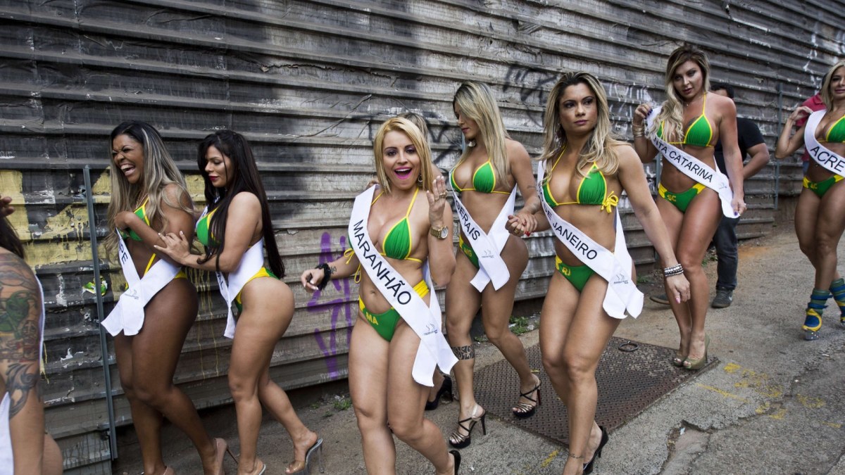 Pusnuogės merginos Brazilijos gatvėje savo kūnais reklamavo „Mis Bumbum“ renginį / AFP/„Scanpix“ nuotr.