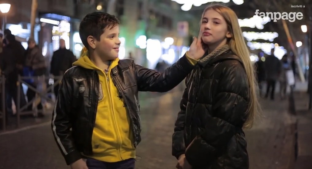 Socialinis eksperimentas parodė, kaip elgiasi berniukai, kai jų paprašoma trenkti mergaitei / Kadras iš vaizdo įrašo