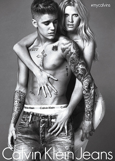 Justinas Bieberis ir Lara Stone „Calvin Klein“ reklamoje / „Calvin Klein“ nuotr.