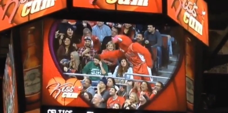 „Chicago Bulls“ simbolis bulius Benny pastatė į vietą negražiai su savo mergina pasielgusį sirgalių / Kadras iš vaizdo įrašo