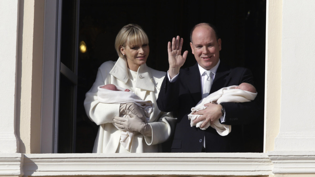 Kunigaikštis Albert'as II su žmona Charlene visuomenei pristatė savo dvynius / „Scanpix“/AP nuotr.