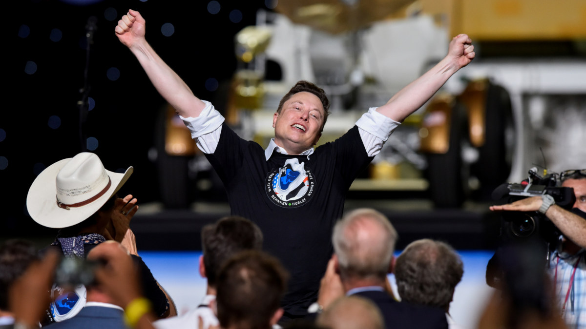 Bendrovės „SpaceX“ įkūrėjo ir vadovo Elono Musko emocijos po erdvėlaivio „Crew Dragon“ skrydžio starto / Scanpix nuotr.
